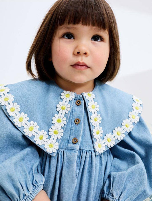 Papatya Nakışlı Geniş Yakalı Mavi Denim Elbise